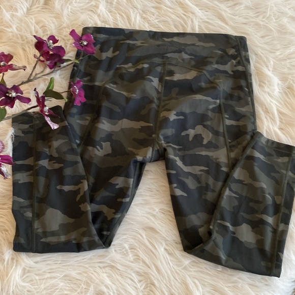 ATHLETA sport capris - Picture 3 of 11